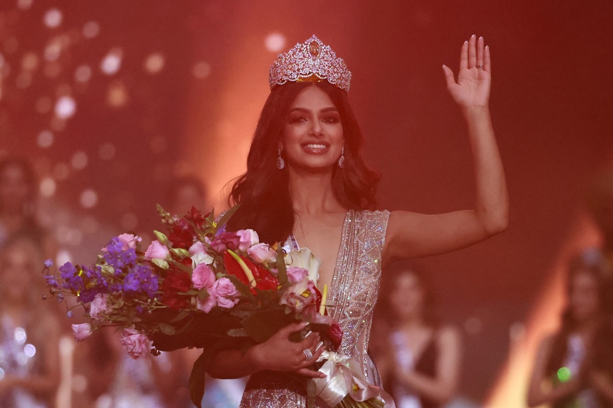 Harnaaz Sandhu pe scenă la competiția Miss Universe 2021