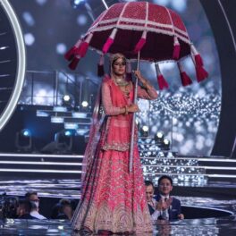 Harnaaz Sandhu într-un costum tradițional din India pe scena de la Miss Universe 2021