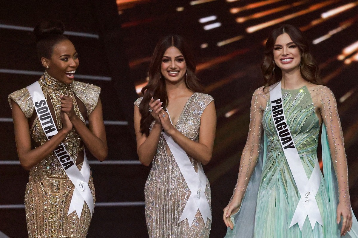 Harnaaz Sandhu alături de Lalela Mswane la concursul Miss Universe 2021