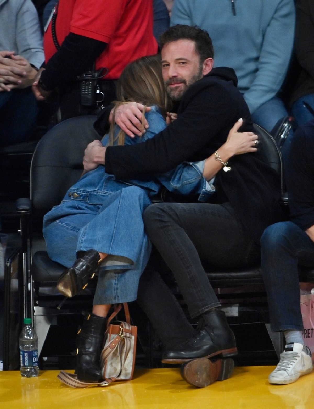 Jennifer Lopez și Ben Affleck au mers împreună la un emci de baschet și s-au ținut în brațe