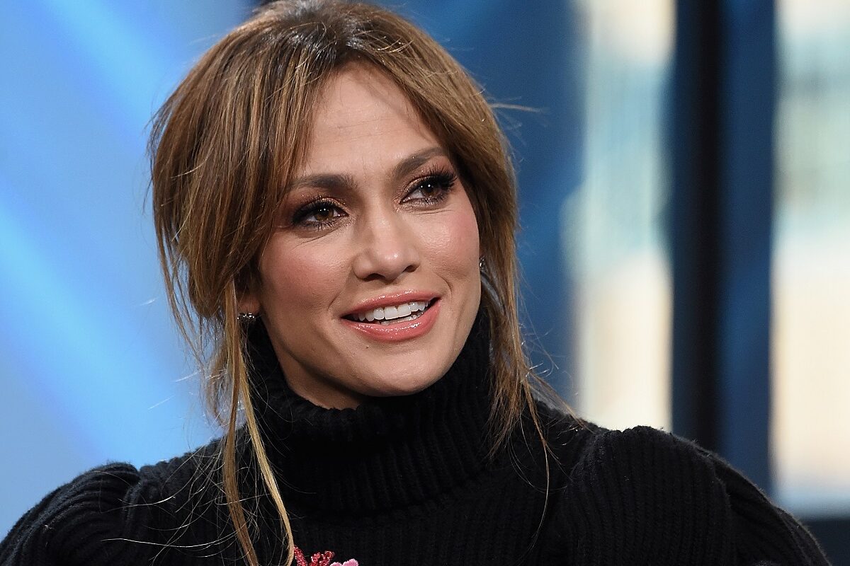 Jennifer Lopez într-o bluză neagră cu părul prins în timpul unui interviu din 2019