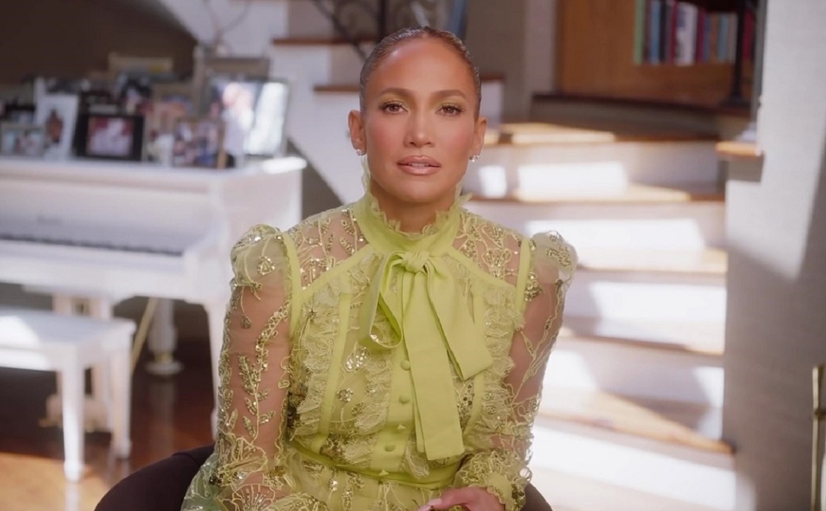 Jennifer Lopez a purtat o rochie extravagantă verde într-una din scenele filmului Marry Me