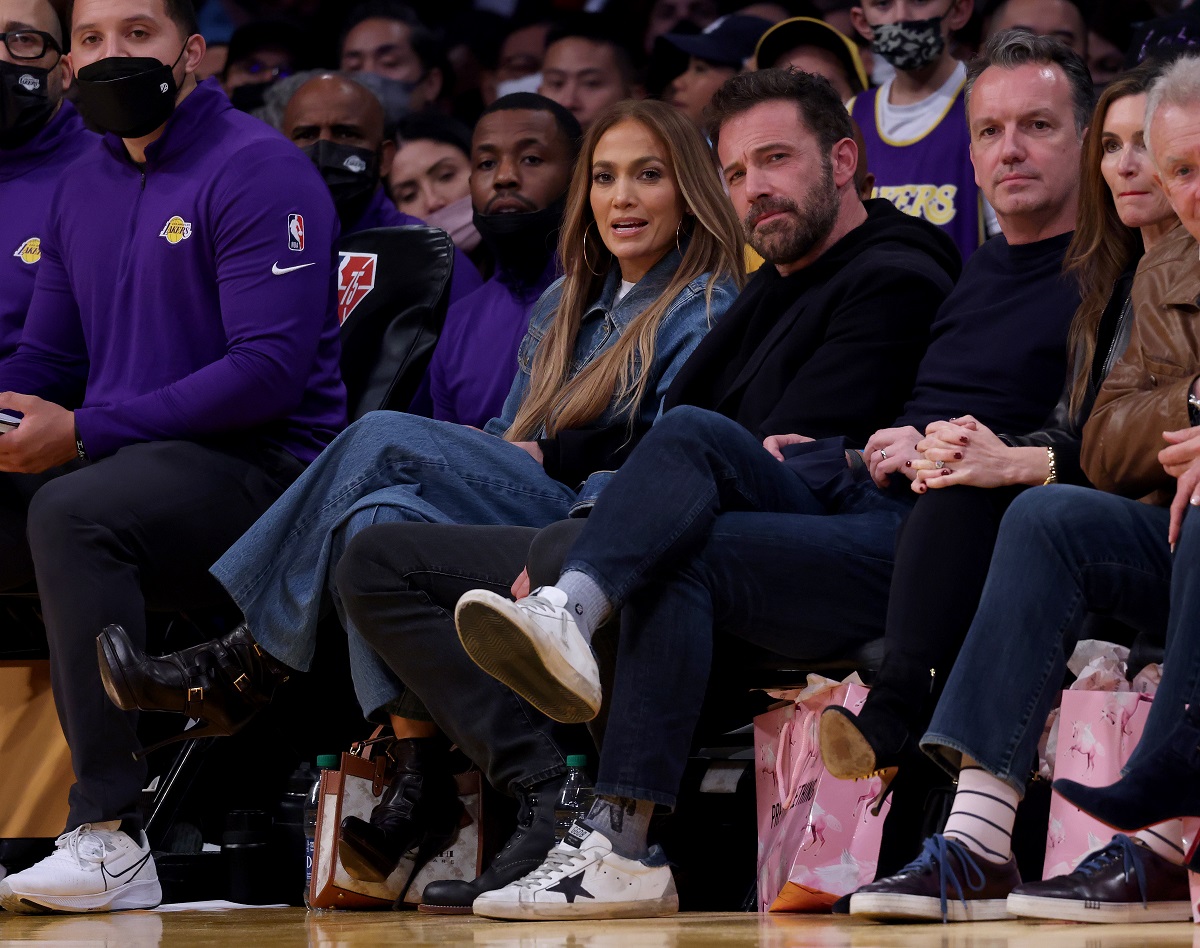 Jennifer Lopez și Ben Affleck în tribune la un meci de baschet