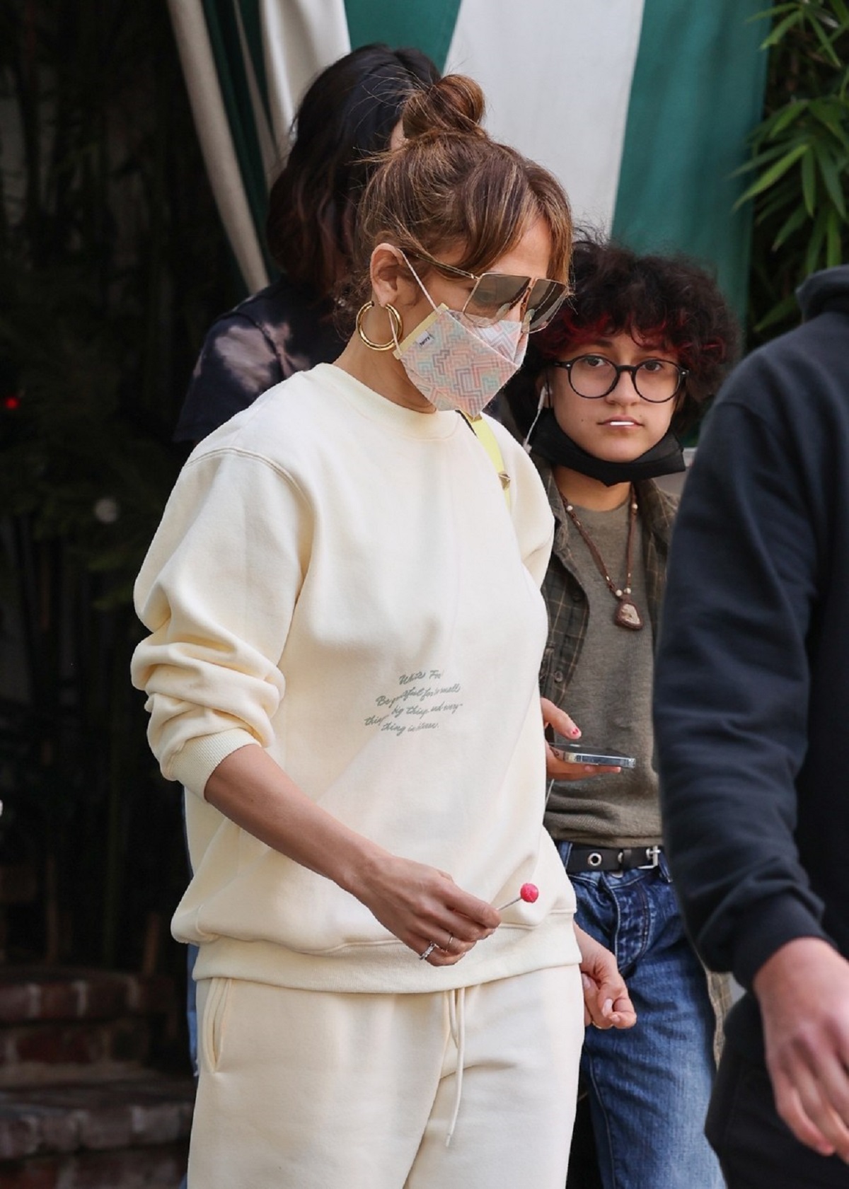 Jennifer Lopez într-un trening nude a ieșit la cumpărături cu fiica sa, Emme, în Beverly Hills