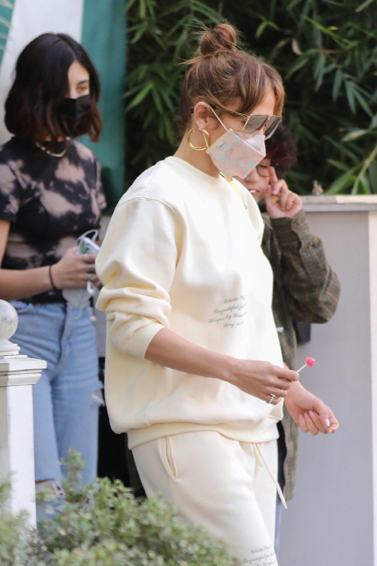 Jennifer Lopez într-un trening nude în Beverly Hills la cumpărături