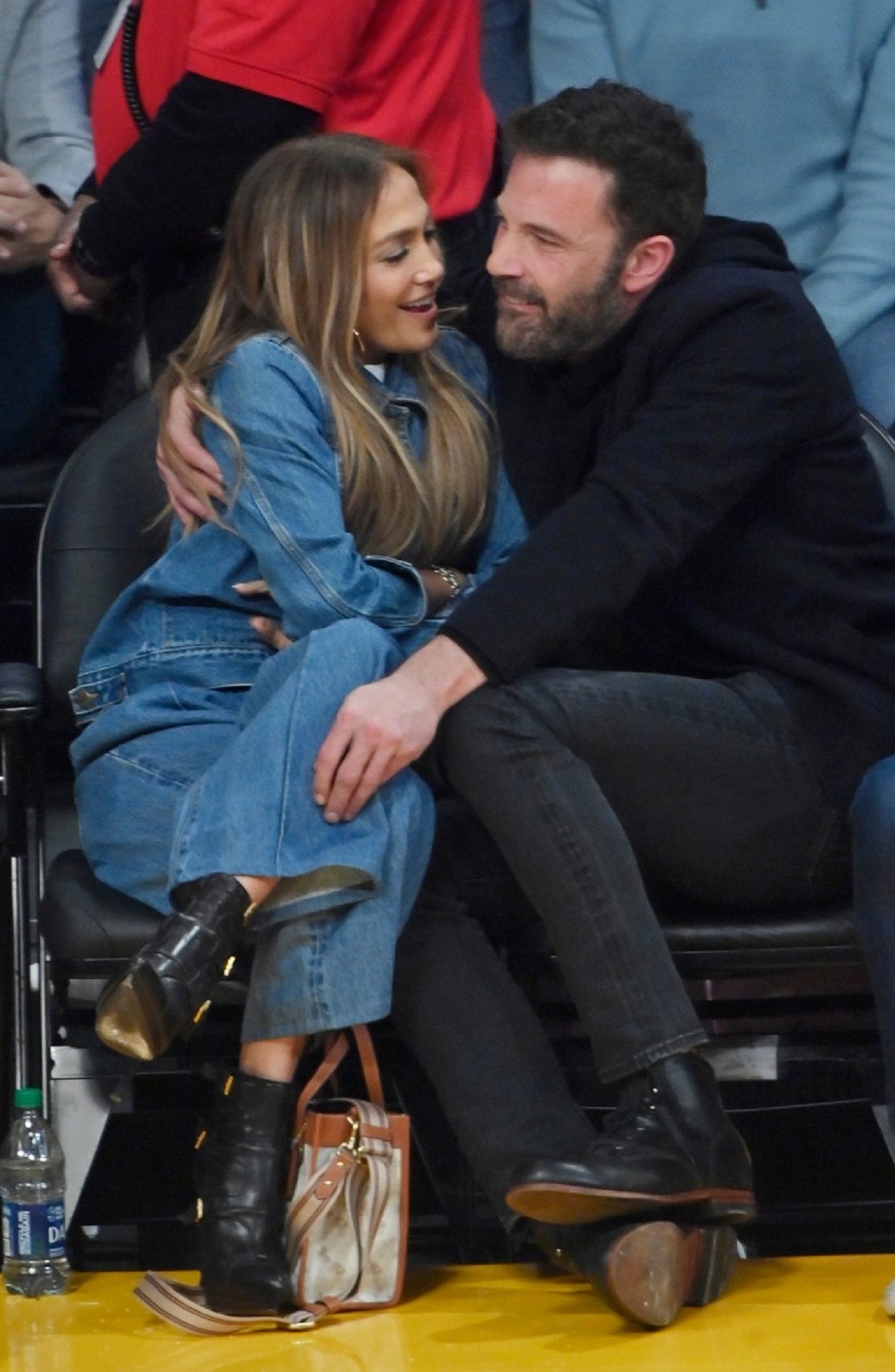 Jennifer Lopez în brațele lui Ben Affleck în timp ce privesc împreună un meci de baschet