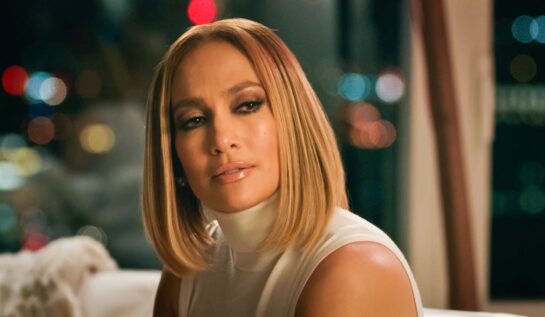 Jennifer Lopez cu părul tuns bob într-o scenă din filmul Marry Me