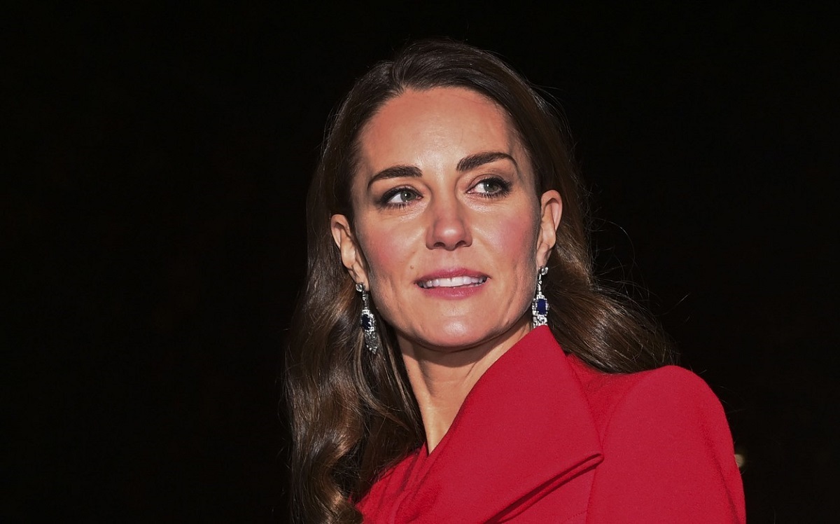 Kate Middleton într-un palton roșu la concertul regal de Crăciun
