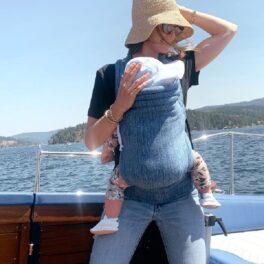 Katherine Schwarzenegger pe o barcă în timp ce își ține fiica, Lyla Maria,în brațe