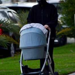 Katherine Schwarzeneggerîn timp ce se află la plimbare cu căruciorul și fiica sa, Lyla Maria