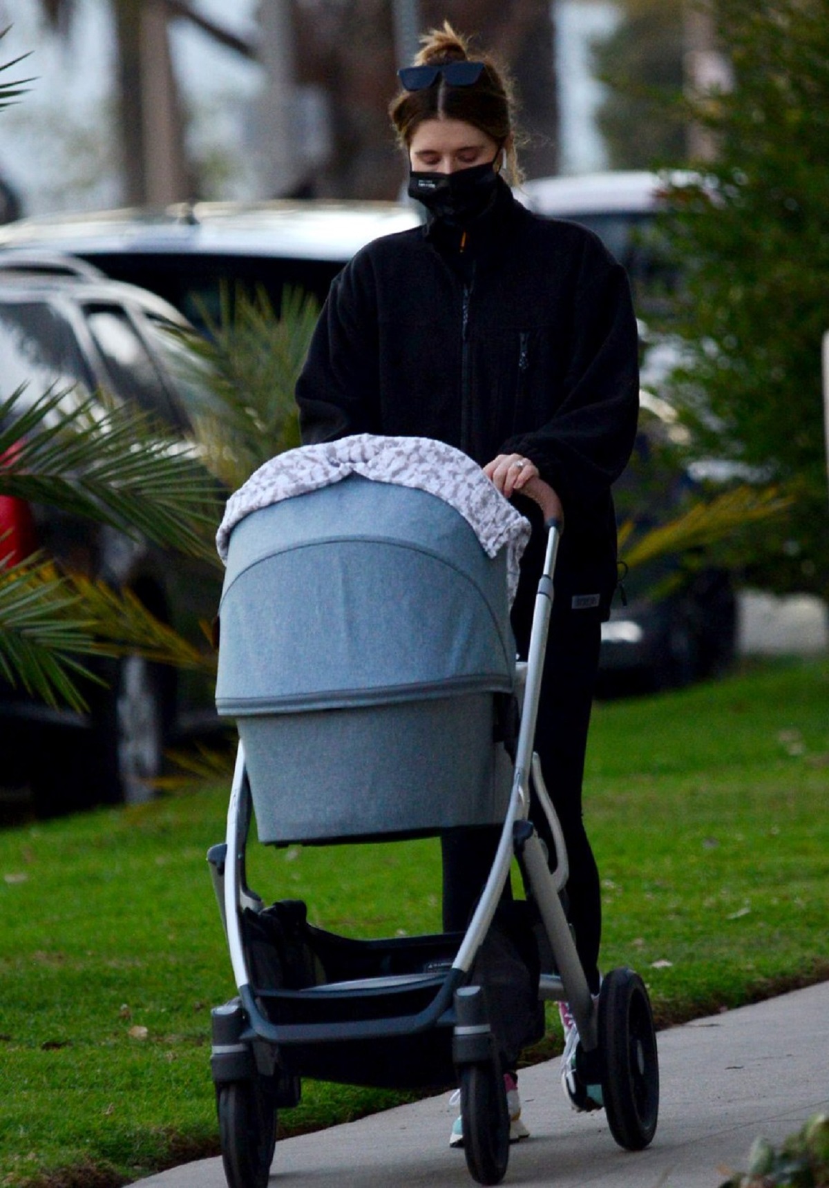 Katherine Schwarzeneggerîn timp ce se află la plimbare cu căruciorul și fiica sa, Lyla Maria