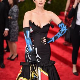 Katy Perry a impresionat cu ținuele sale care au atras atenția de-a lungul timpului într-o rochie neagră cu graffiti la Met Gala din anul 2015