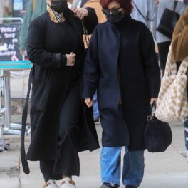 Kelly și Sharon Osbourne una lângă celaltă în timp ce se plimbă pe străzile din New York