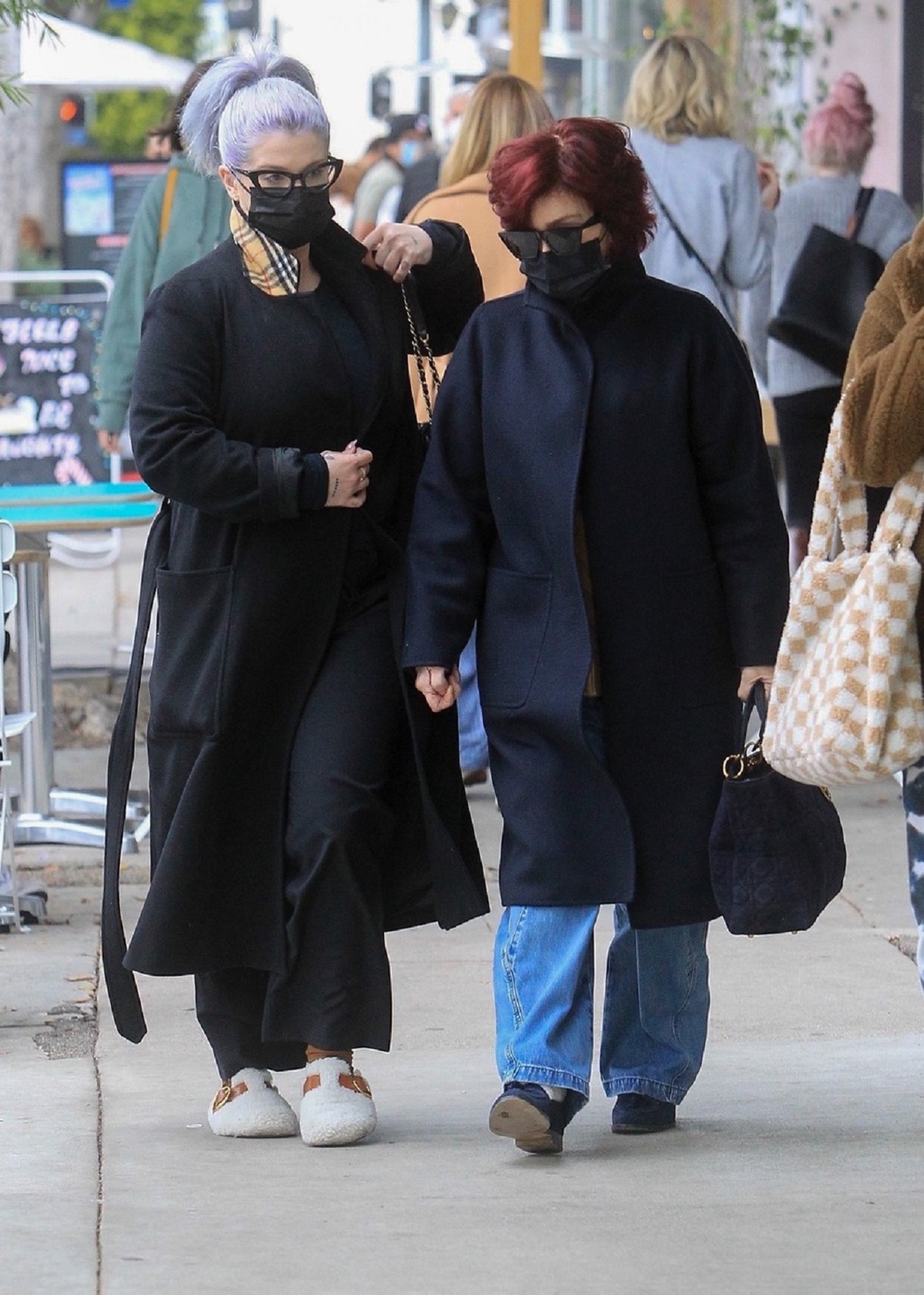 Kelly și Sharon Osbourne una lângă celaltă în timp ce se plimbă pe străzile din New York