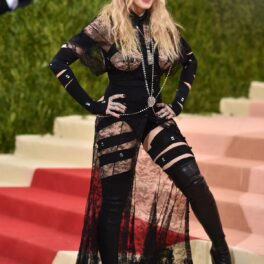 Madonna într-un costum negru din dantelă la Met Gala 2016 fiind una din ținutele care au atras atenția de-a lungul timpului