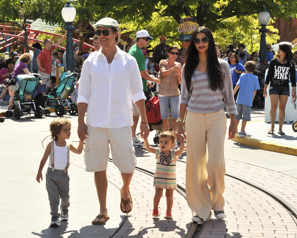 Matthew McConaughey alături de soția sa Camila Alves și doi dintre copii lor, Levi și Vida
