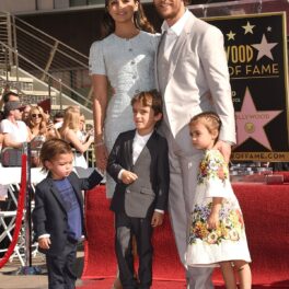 Matthew McConaughey pe covorul roșu alături de soția sa, Camila și cei trei copii ai lor, Levi, Vida și Livingston