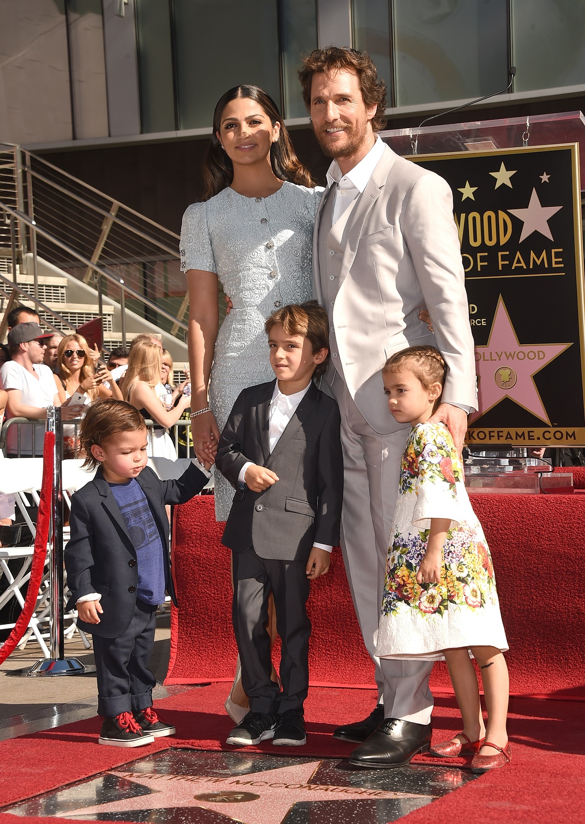 Matthew McConaughey pe covorul roșu alături de soția sa, Camila și cei trei copii ai lor, Levi, Vida și Livingston