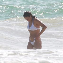 Michelle Rodriguez în valurile oceanului într-un costum de baie alb