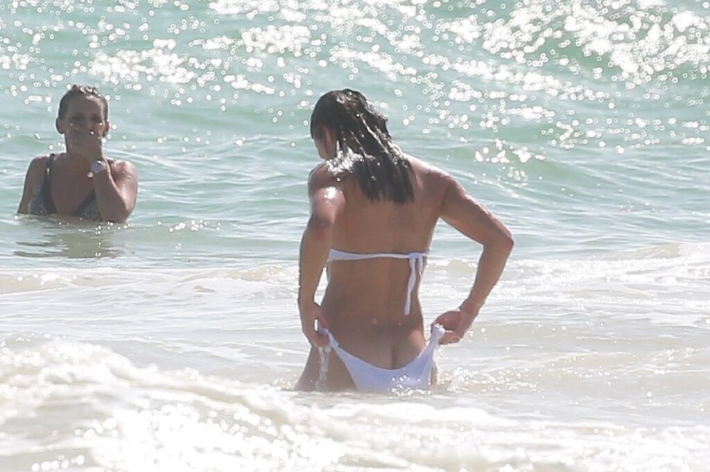 Michelle Rodriguez într-un costum de baie alb în valurile oceanului a avut parte de un accident vestimentar
