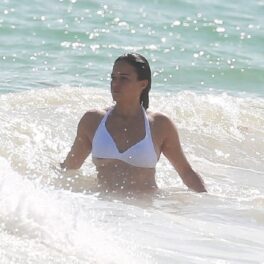 Michelle Rodriguez în valurile oceanului din Mexic în costum e baie alb