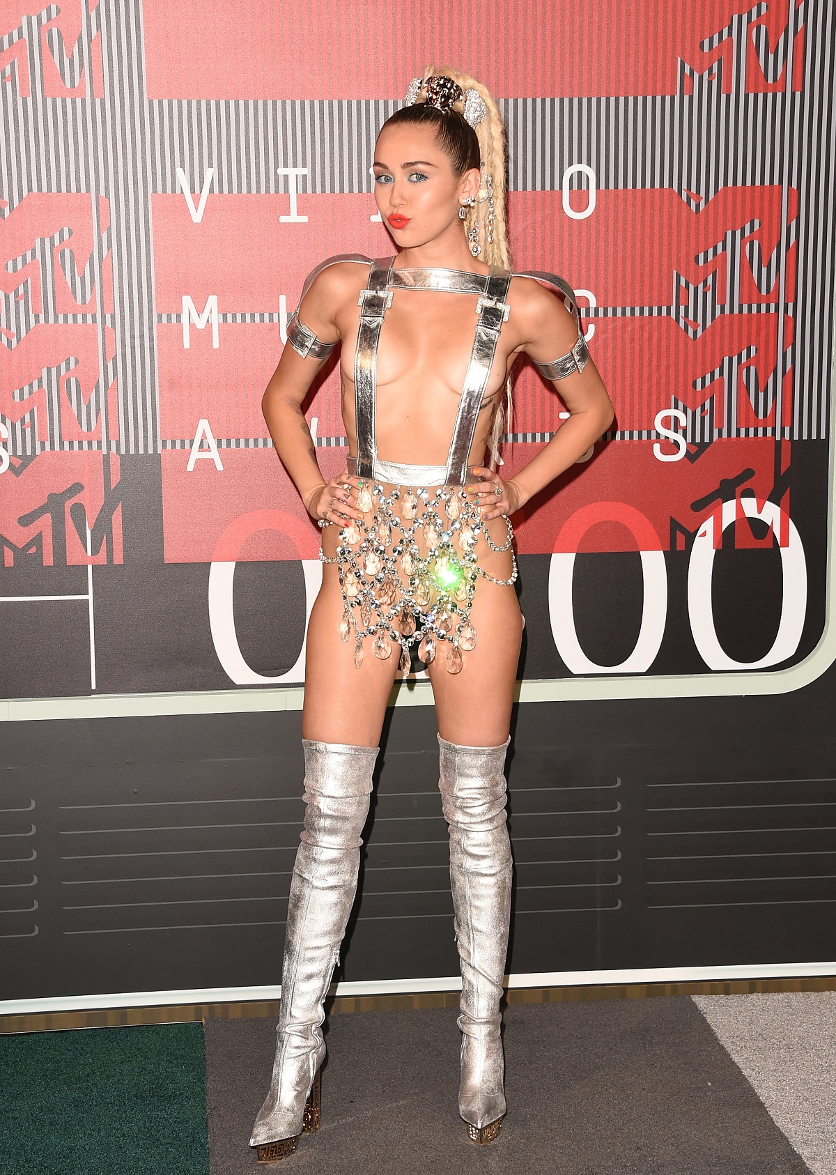 Miley Cyrus într-o ținută îndrăzneață din pietre și bretele argintii la MTV Musisc Awards din 2015