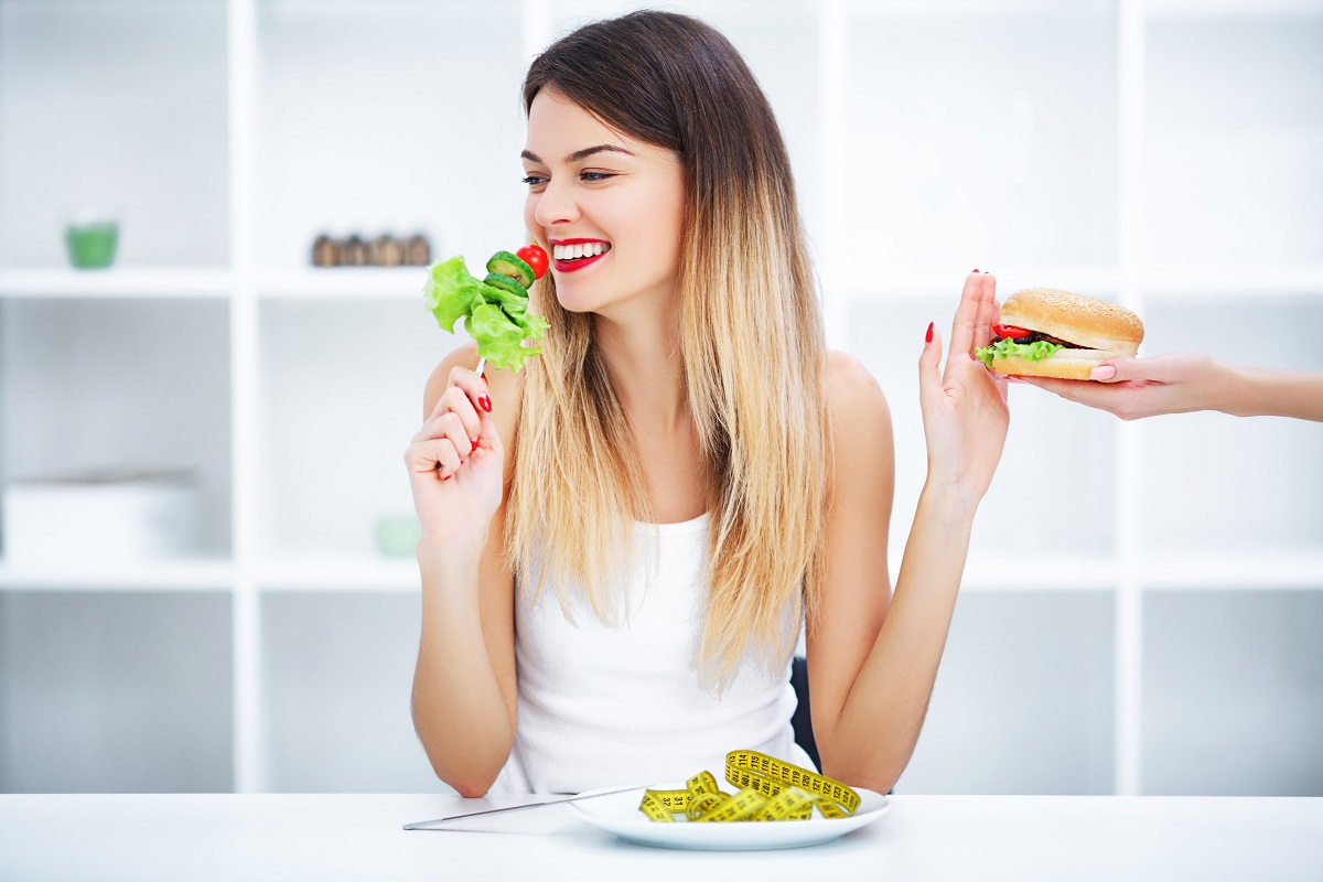 Sari peste mese vă poate ajuta să pierdeți în greutate