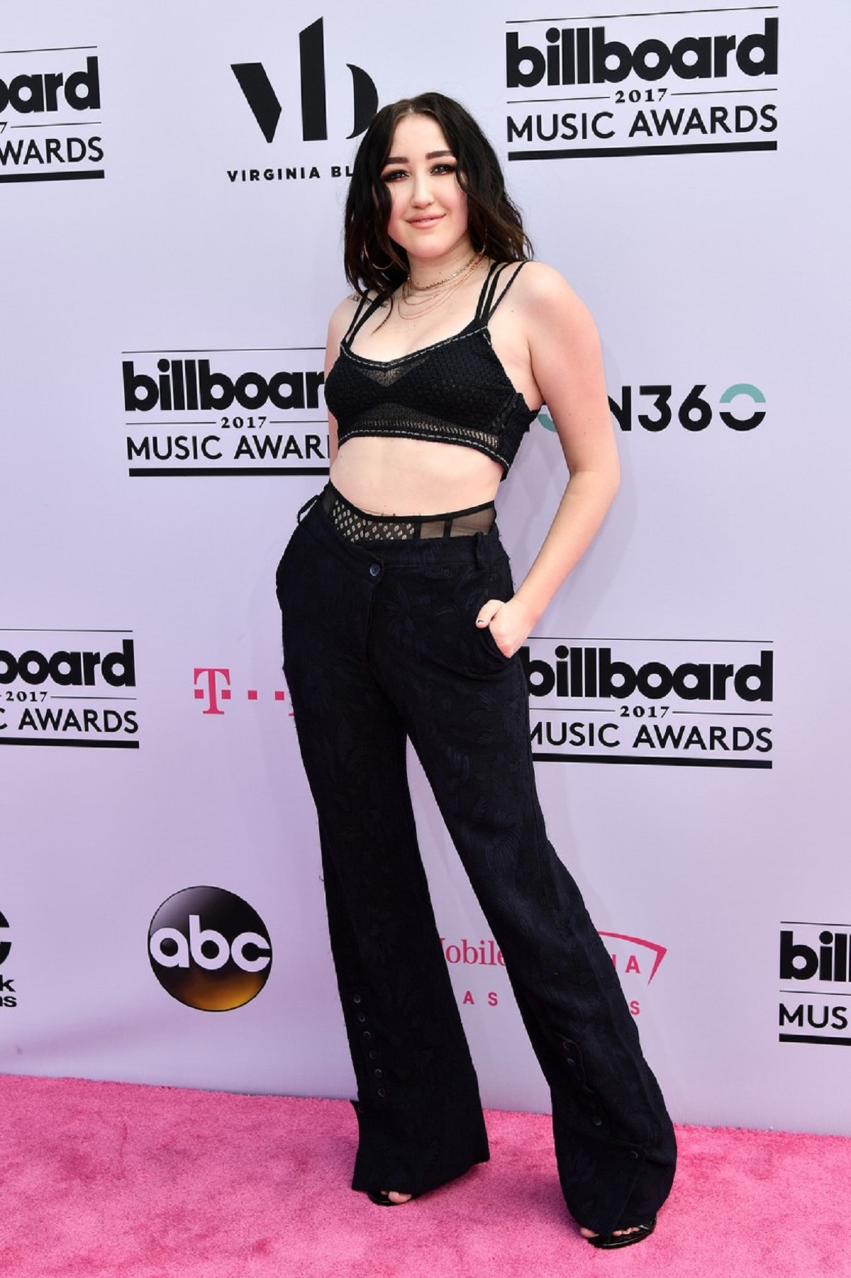 Noah Cyrus într-o bustieră neagră și o pereche de pantaloni negri la Billboard Music 2017