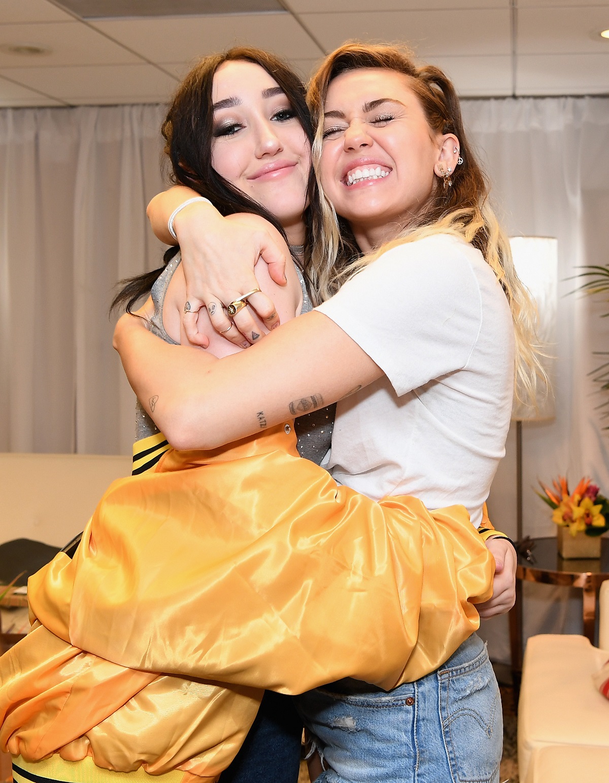 Noah Cyrus în timp ce se îmbrățișează cu sora sa Miley Cyrus în Miami