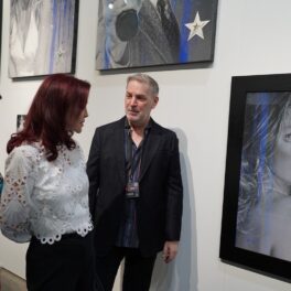 Priscilla Presley în timp ce privește un portret cu ea în tinerețe realizat de Adam Rote