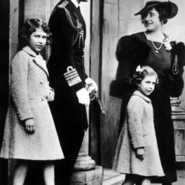 Regele George VI alături de Regina Mamă Elisabeta și cele două fiice ale lor, Prințesa Elisabeta și Prințesa Margaret