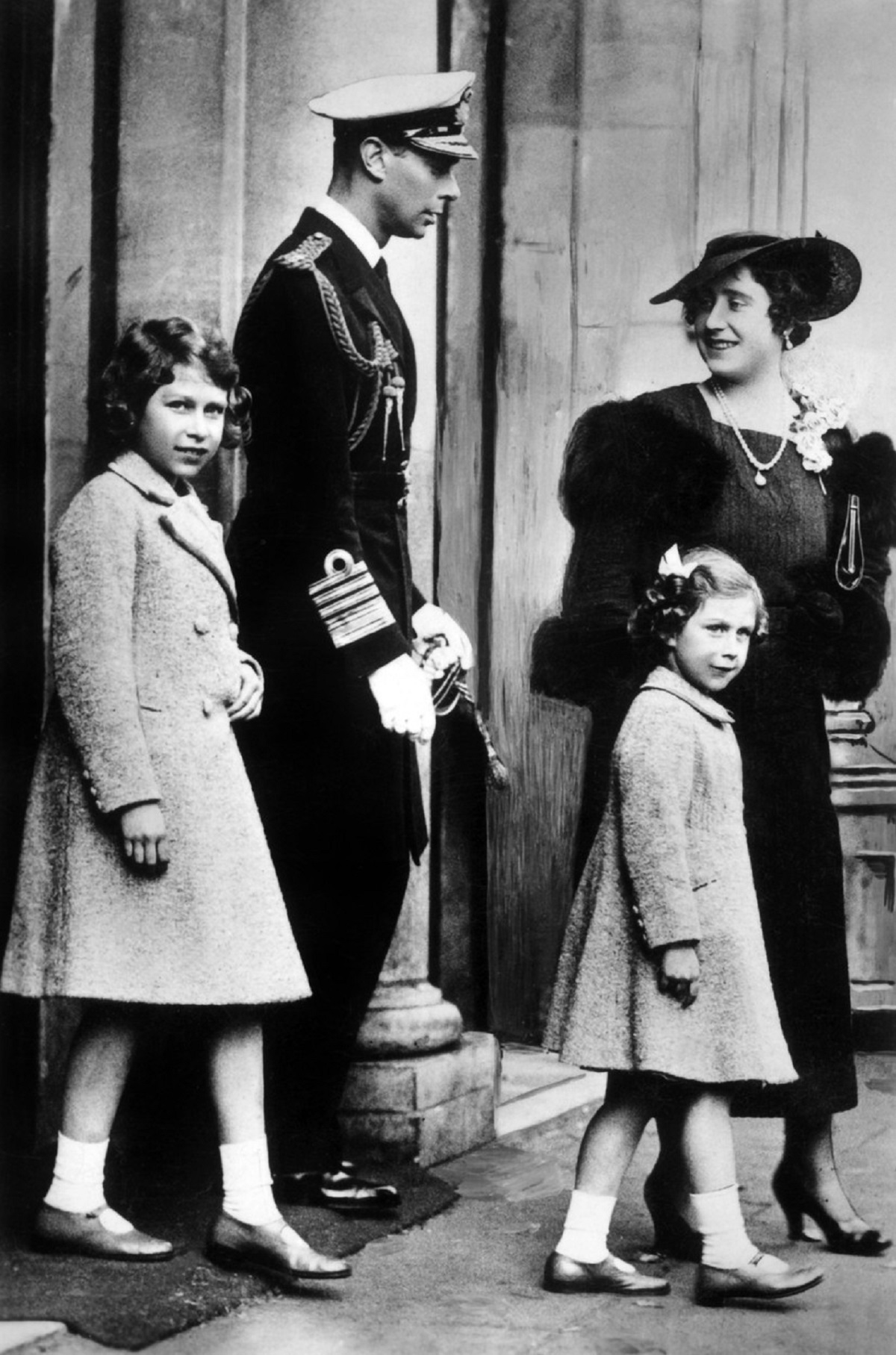 Regele George VI alături de Regina Mamă Elisabeta și cele două fiice ale lor, Prințesa Elisabeta și Prințesa Margaret