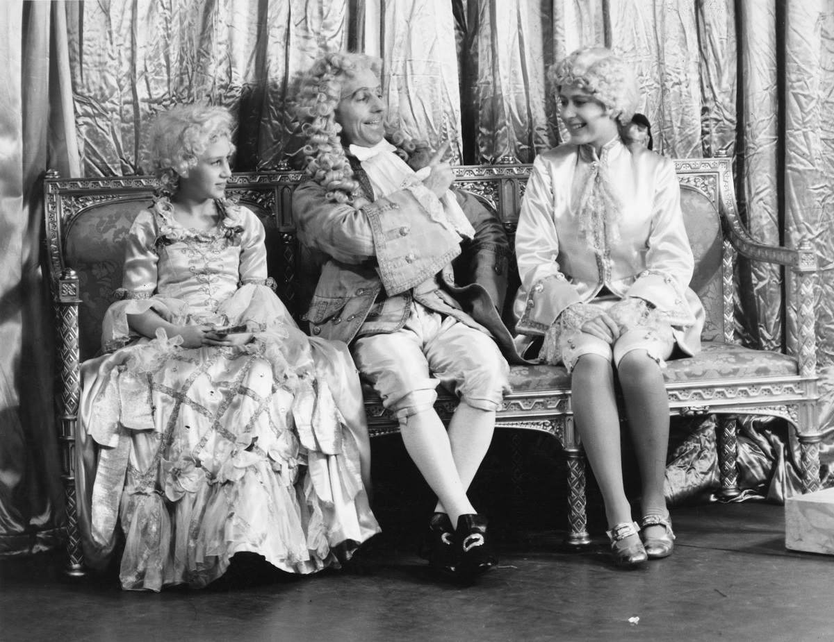 Regina Elisabeta în rolul Prințului Florizel alături de Prințesa Margaret în piesa Cenușăreasa