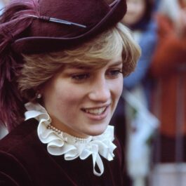 Prințesa Diana cu un costum violet la o întâlnire publică