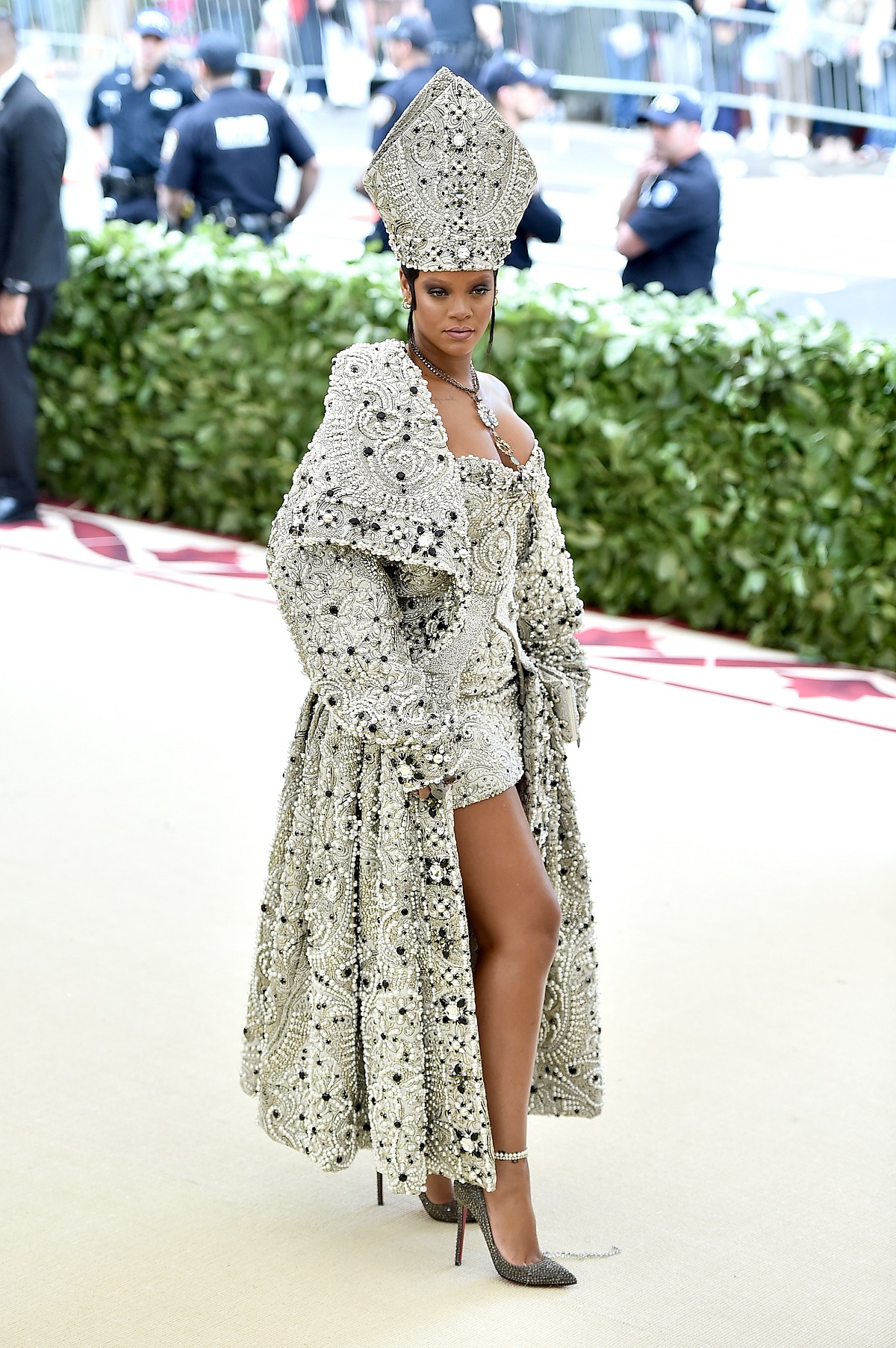 Rihanna a purtat o rochie argintie inspirată din ținutele papale la Met Gala în 2015