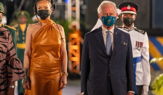 Rihanna într-o rochie portocalie alături de Prințul Charles