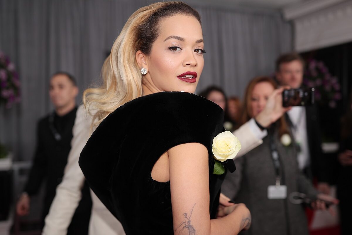 Rita Ora într-o rohie neagră la gala premiilor Grammy din anul 2018