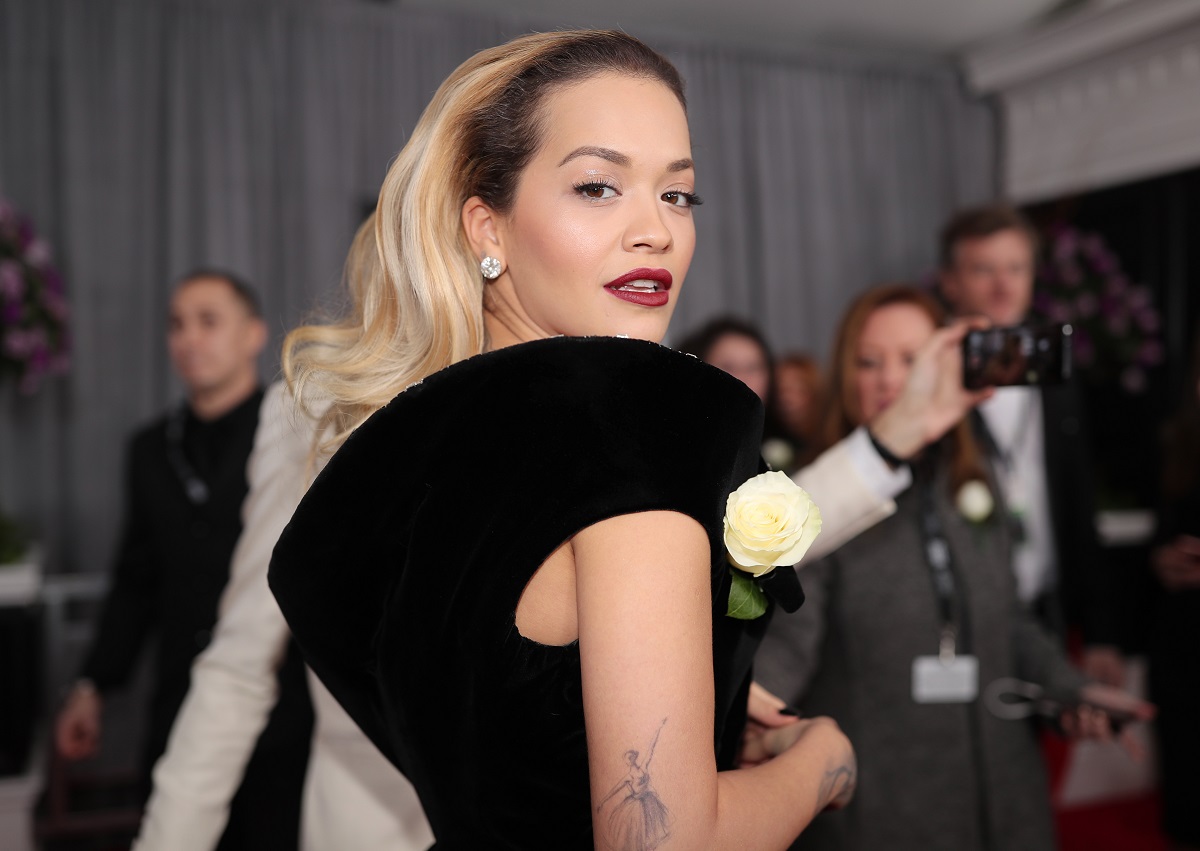 Rita Ora într-o rohie neagră la gala premiilor Grammy din anul 2018