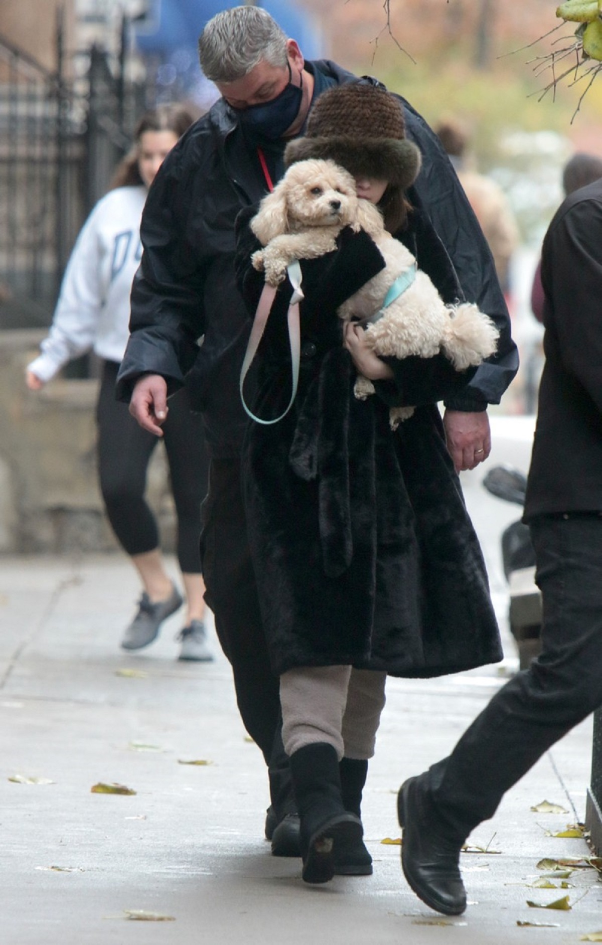 Selena Gomez la plimbare în New York cu un câine alb în brațe