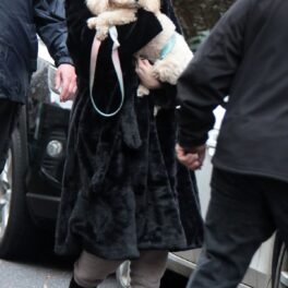 Selena Gomez în timp ce ține un câine în brațe după ce a ieșit la plimbare în New York