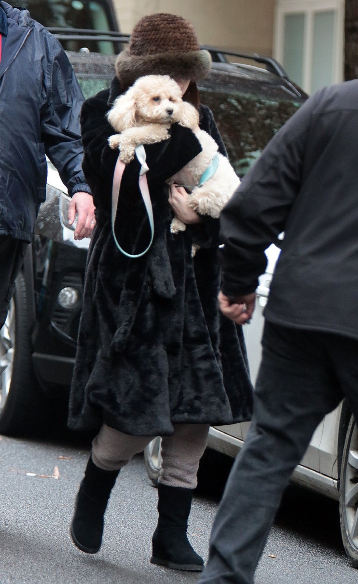 Selena Gomez în timp ce ține un câine în brațe după ce a ieșit la plimbare în New York