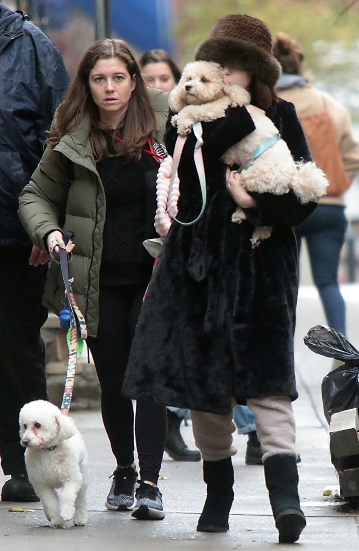 Selena Gomez în New York ținând un câine în brațe