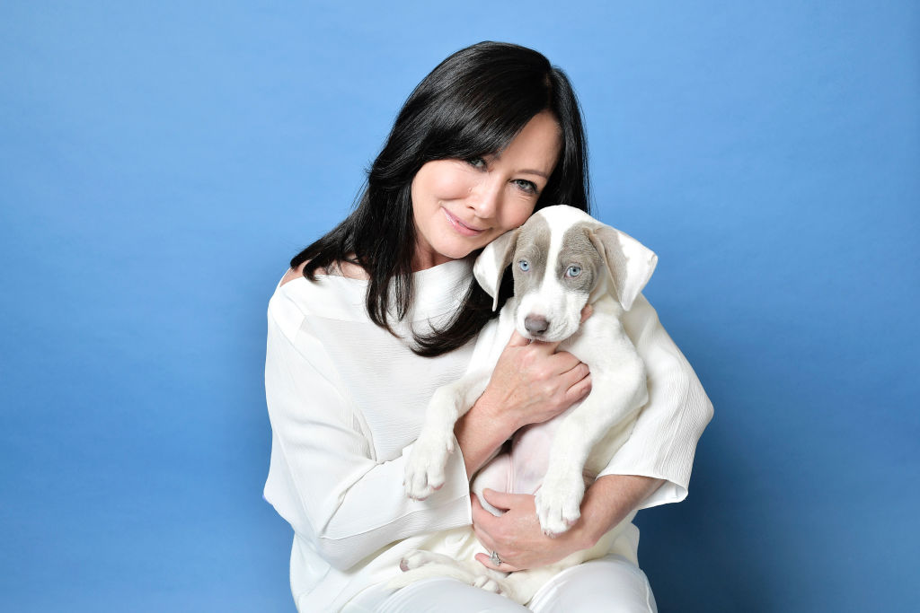 Shannen Doherty, cu un câine în brațe, la o ședință foto