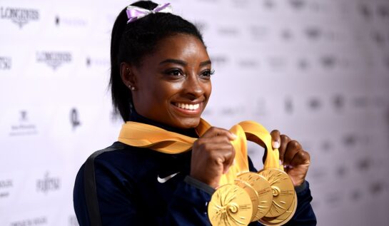 Simone Biles cu trei medalii de aur la gât, a fost desemnată cea mai bună atletă a anului 2021 de revista Time