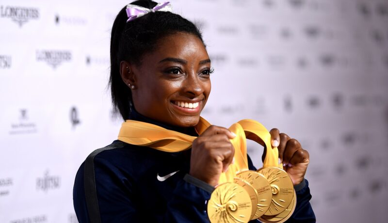 Simone Biles cu trei medalii de aur la gât, a fost desemnată cea mai bună atletă a anului 2021 de revista Time
