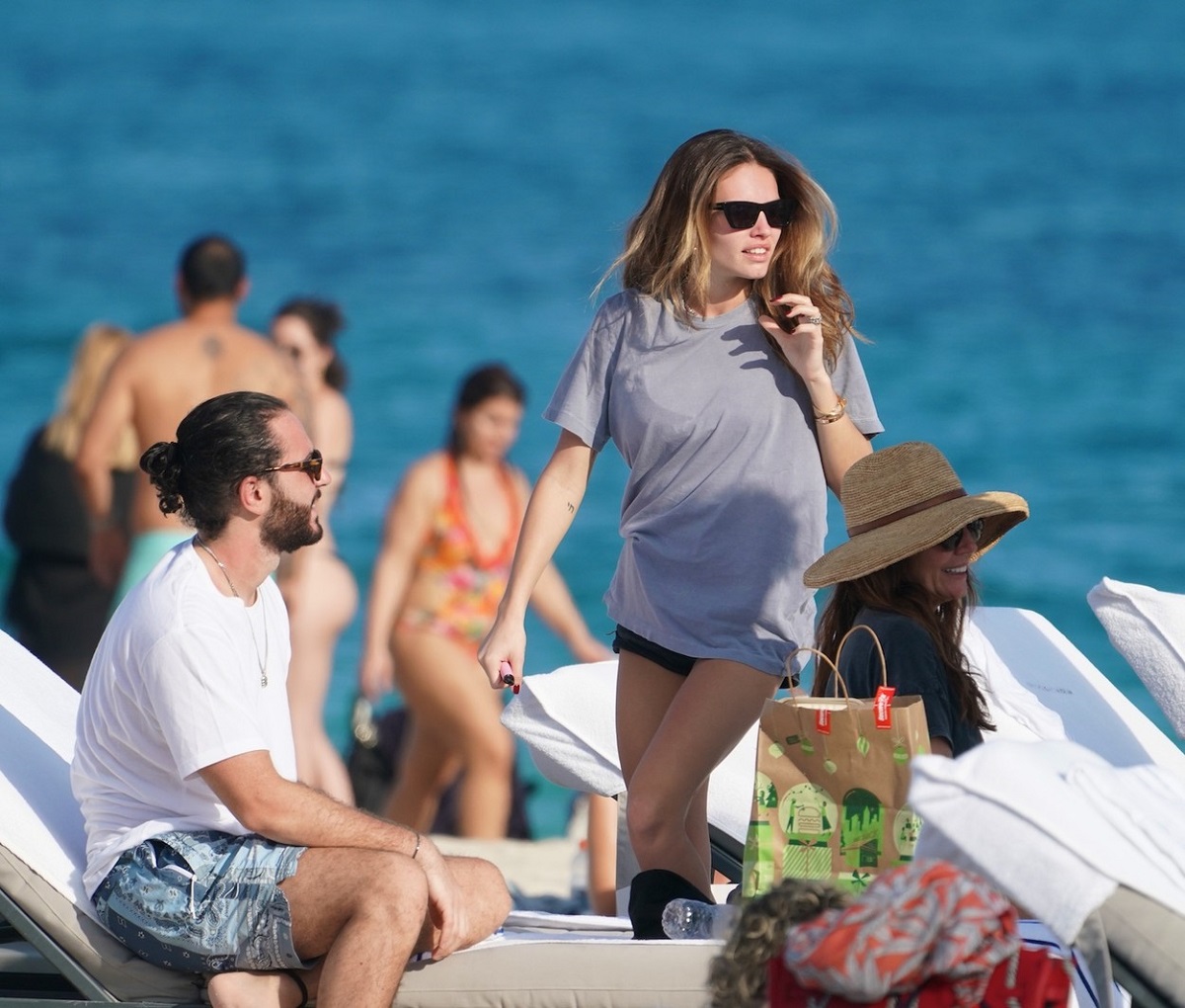 Thylane Blondeau și Benjamin Attal în timp ce stau pe plajă în Miami