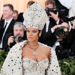 Rihanna într-o ținută argintie la Met Gala 2018