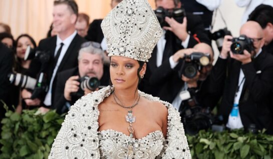 Rihanna într-o ținută argintie la Met Gala 2018