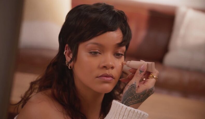 Rihanna în timp ce își aranjează părul fiind una din principalele vedete care au renunțat la machiaj în 2021