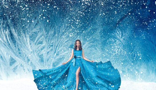 O femeie frumoasă într-o rochie albastră cu trenă în timp ce se află într-o pădure de gheață pentru a simboliza una din cele trei zodii norocoase în ziua de 11 decembrie 2021